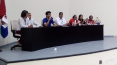 Mesa com dirigentes da Adufal e Sintufal durante assembleia que contou, ainda, com presença dos advogados das entidades