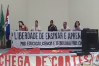 Mesa principal conduzindo os trabalhos da assembleia
