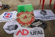 Bandeiras das entidades. Foto: Karina Dantas