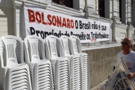 Faixas e estrutura em frente ao prédio do Ministério da Economia | Foto: Foto: Flávio Lins