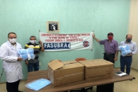 Entrega dos capotes impermeáveis (EPIs) no Hospital Universitário, em Maceió | Foto: Foto: Ascom/Sintufal