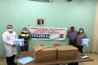 Entrega dos capotes impermeáveis (EPIs) no Hospital Universitário, em Maceió | Foto: Foto: Ascom/Sintufal