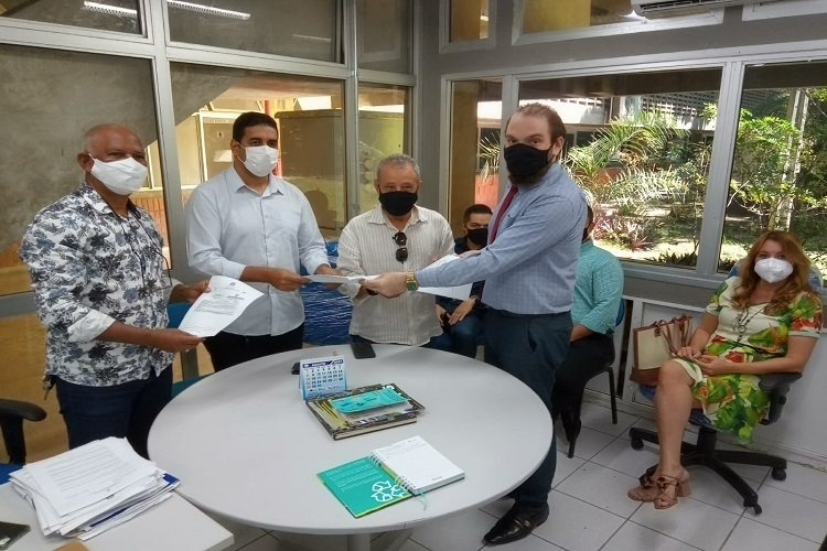 Momento da entrega do documento com procedimentos do DAP Momento da entrega do documento com procedimentos do DAP