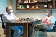 Coordenador geral do Sintufal, jornalista Ricardo Moresi, em conversa com o deputado Paulão sobre os males da PEC 32 | Foto: Ascom/Sintufal