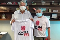 Deputado Paulão recebeu a camisa do Sintufal contra a PEC 32 | Foto: Ascom/Sintufal