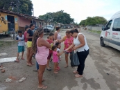 Entrega de doações na comunidade da “Muvuca”, na região do Papódromo (margens da Lagoa Mundaú) | Foto: Ascom/Sintufal