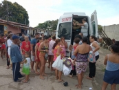 Entrega de doações na comunidade da “Muvuca”, na região do Papódromo (margens da Lagoa Mundaú) | Foto: Ascom/Sintufal