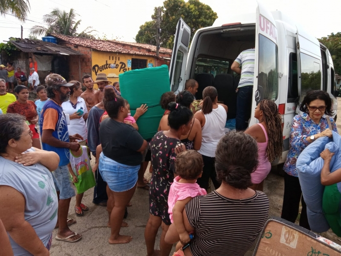 Entrega de doações na comunidade da “Muvuca”, na região do Papódromo (margens da Lagoa Mundaú)