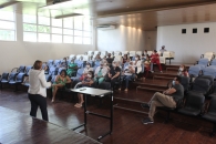 Dra. Jackeline Formiga durante encontro com servidores do HUPAA