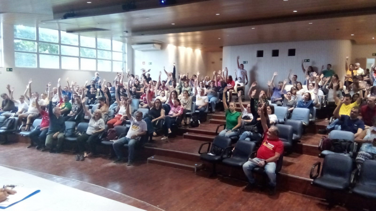 Técnicos da Ufal decidiram em assembleia extraordinária manter greve Técnicos da Ufal decidiram em assembleia extraordinária manter greve