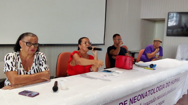 Coordenadora geral do Sintufal, Nadja Lopes, fala ao microfone com participantes da assembleia Coordenadora geral do Sintufal, Nadja Lopes, fala ao microfone com participantes da assembleia