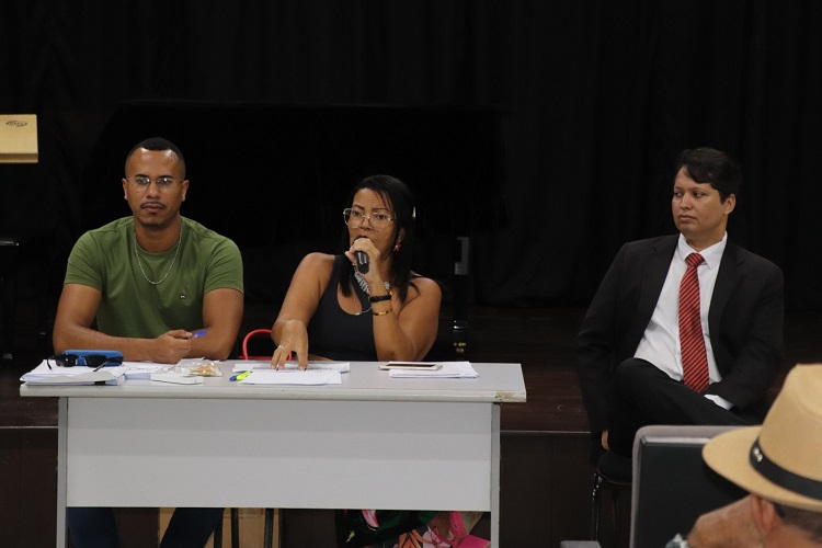 Coordenadora Geral do Sintufal, Nadja Lopes, explicando sobre a necessidade do quórum qualificado Coordenadora Geral do Sintufal, Nadja Lopes, explicando sobre a necessidade do quórum qualificado