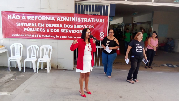  Mobilização na entrada do ambulatório do  HUPAA no segundo dia de paralisação na Ufal