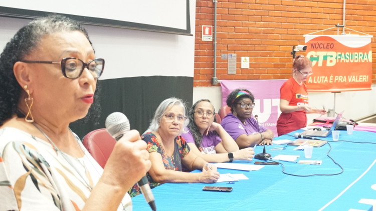 Ilma Maria Mendes da Silva durante participação na plenária nacional