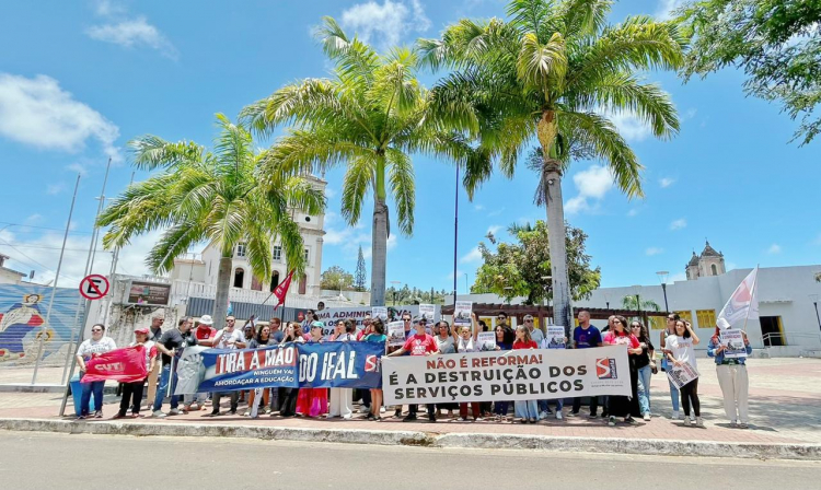 Manifestação na rergião central da cidade de Coruripe no interior de Alagoas