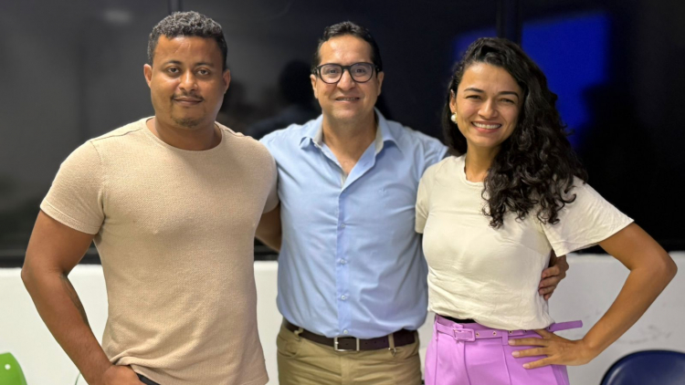  José Alex (ao centro) em foto com seus orientadores