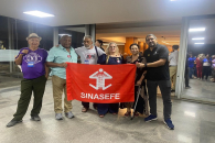 Nesta foto, o servidor aposentado Bartolomeu Rodrigues de Moura, representante de Alagoas, traja camiseta roxa. | Foto: Divulgação