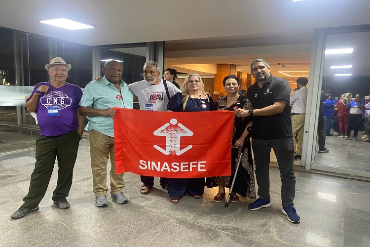 Nesta foto, o servidor aposentado Bartolomeu Rodrigues de Moura, representante de Alagoas, traja camiseta roxa.