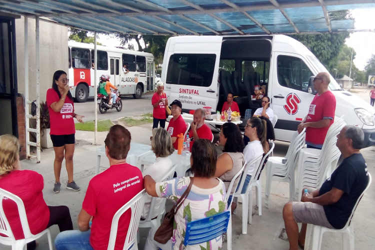 Ato público na entrada do Campus A.C. Simõesda Ufal