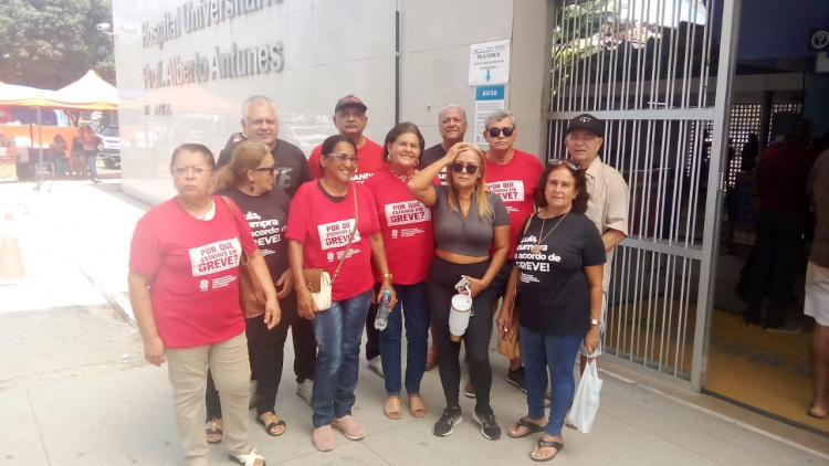 Manifestação na entrada do ambulatório do HUPAA