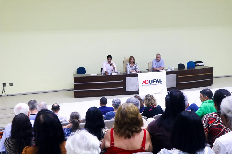 Mesa conduzindo os esclarecimentos da reunião conjunta