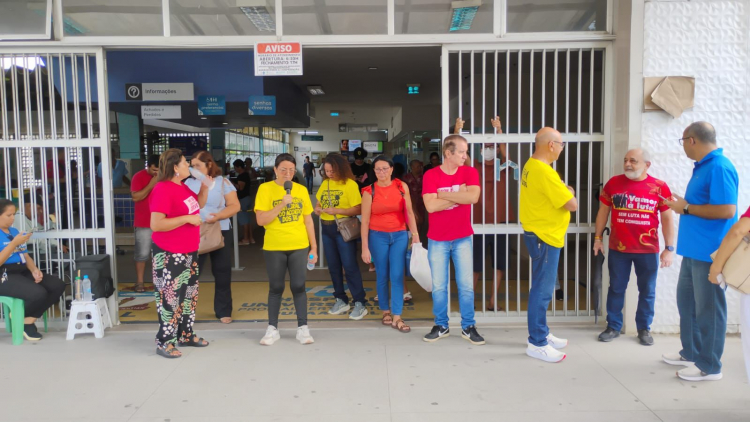Manifestação na entrada do HUPAA