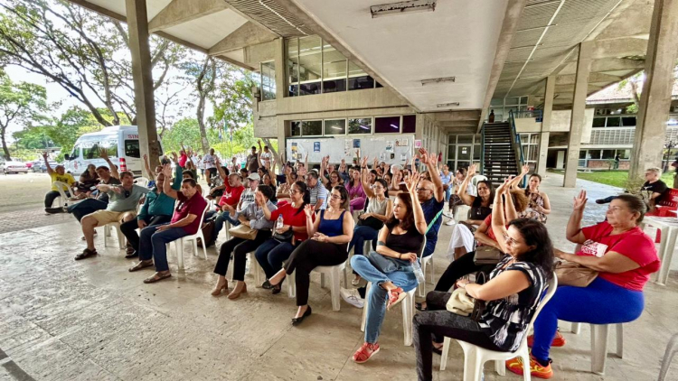 Assembleia geral de greve aconteceu no hall da Reitoria nesta quinta-feira (14/05)