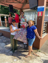 Entrega de brindes após o sorteio | Foto: Ascom/Sintufal