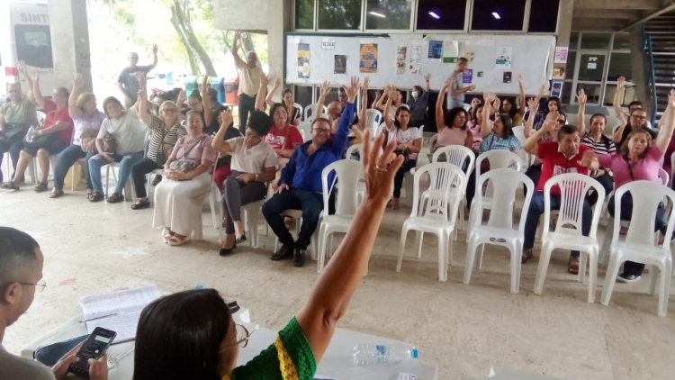 Assembleia geral extraordinária de greve no hall da Reitoria da Ufal