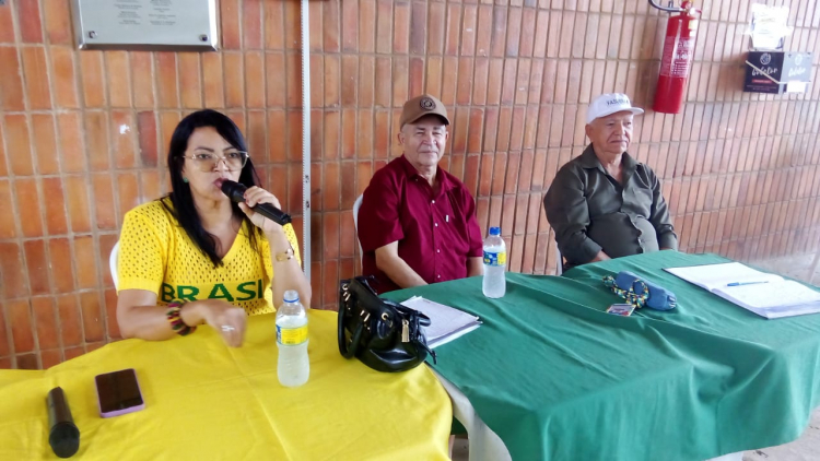 Coordenadora geral do Sintufal, Nadja Lopes, durante condução da assembleia