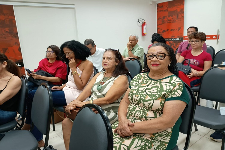 Coordenadoras do Sintufal participando da plenária pela defesa da democracia