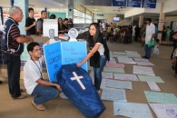  Servidores e estudantes participaram de oficina de cartazes antes da Marcha Fúnebre/Foto de Sandro